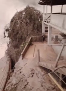 Erupsi Gunung Semeru Buat Jembatan Putus Hingga Atap Rumah Ambruk