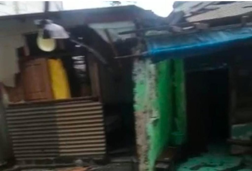 Hujan Deras dan Angin Kencang Porak – Porandakan Rumah Warga Pesisir Pantai Kenjeran