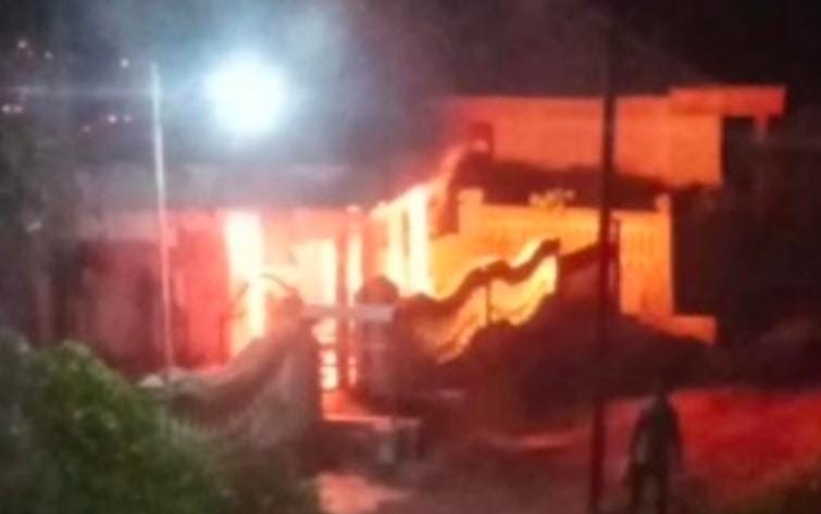 Pria Di Blitar Membakar Rumah, Membacok Tetangganya Dengan Celurit