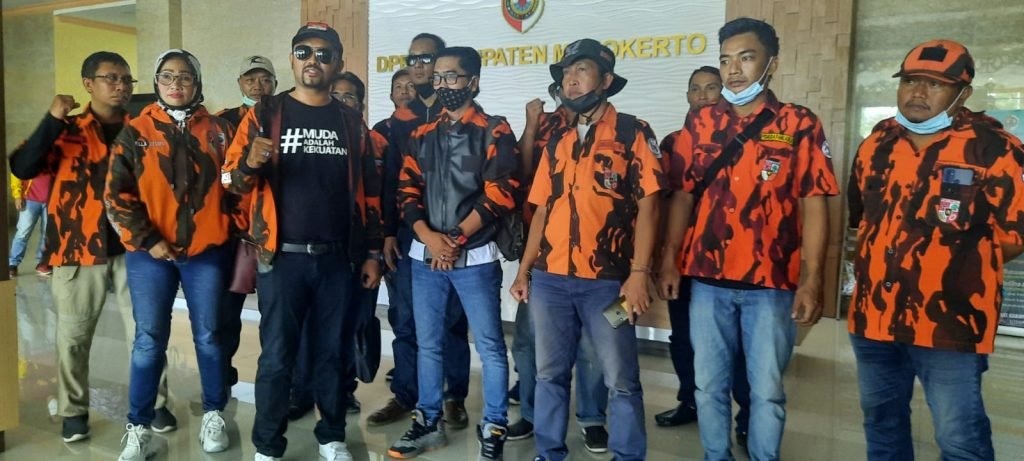 Pemuda Pancasila Mojokerto Grudug Kantor DPRD Tuntut Junimart Girsang Minta Maaf