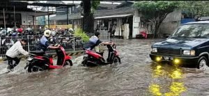 Hujan Deras Jalan Peltu Sujono di Sukun, Kota Malang Jadi Langganan Banjir