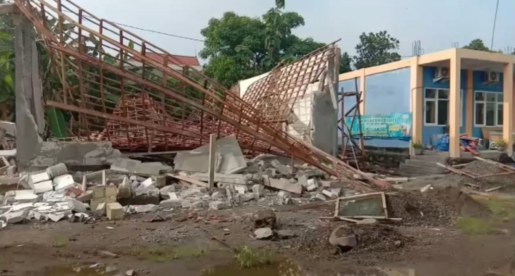 Belum Selesai Dibangun, Masjid di SMK Muhammadiyah Malah Roboh