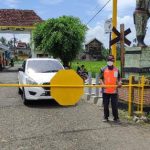 Penjaga Perlintasan KA Tanpa Palang Pintu Digaji Rp 5000 Perhari Suyitno Selalu Ikhlas