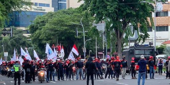 KSPI Jatim Gruduk Gedung Grahadi Surabaya Suarakan Sejumlah Tuntutan