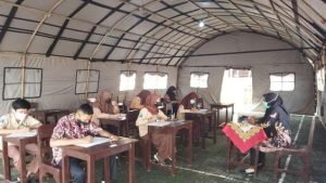 Atap Kelas Ambruk, Pelajar SMK di Kota Malang Terpaksa Ujian di Tenda Darurat