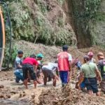 Supir Truk Tewas, Tertimpa Tebing Longsor, BAB Di Sungai, Blitar