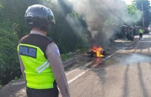 Diduga Terjadi Konsleting, Sebuah Motor di Surabaya Tiba-tiba Terbakar