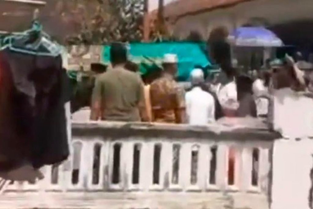 Viral, Video Warga Gotong Jenazah Sambil Berlari