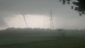 Angin Puting Beliung Terjang Wilayah Bojonegoro Bikin Panik Warga