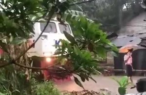 Viral, Rel Terendam Banjir Kereta Api di Jember Mendadak Berhenti