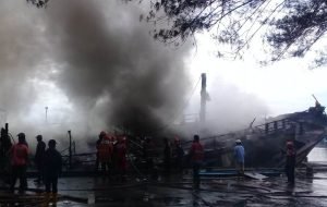 Sedang Sandar di Dermaga Kapal Laut di Probolinggo Hangus Terbakar