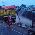 Warung Ambruk Dihantam Truk Di Jombang, Pemilik Warung Tewas