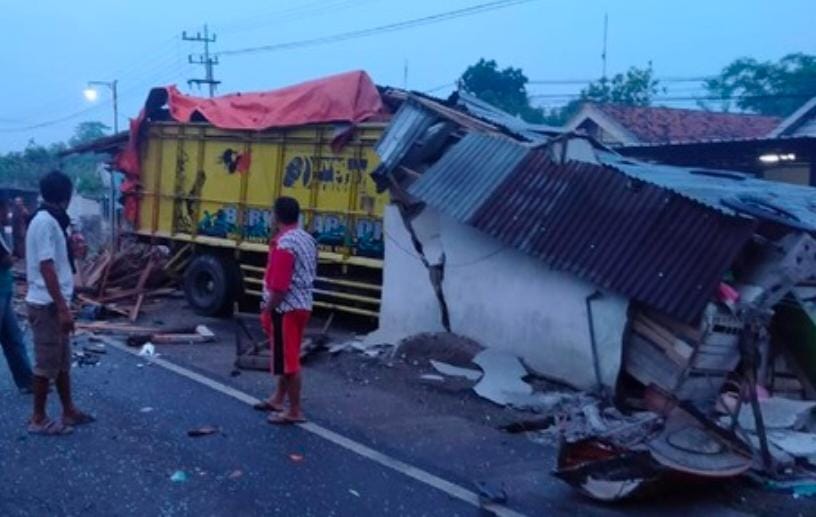 Warung Ambruk Dihantam Truk Di Jombang, Pemilik Warung Tewas