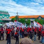 Tuntut Kenaikan UMP FSPMI Demo DPRD Jatim