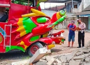 Kereta Kelinci Bermuatan 40 Penumpang Tabrak Pagar Warga