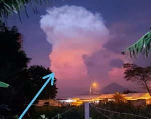 Fenomena Awan Merah Dengan Kilatan Petir di langit Pacet Bikin Gempar 