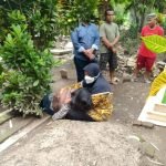 Mahasiswi Cantik Asal Sooko Bunuh Diri Minum Racun Di Makam Ayahnya