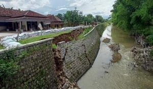 Plengsengan Ambrol Jalan di Ponorogo Nyaris Putus