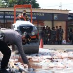 Polresta Mojokerto Musnahkan Ratusan Botol Minuman Keras