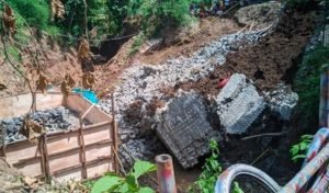 Proyek Pembangunan Jembatan di Ponorogo Ambruk Dua Pekerja Tewas