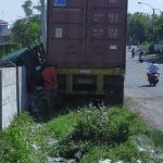 Truk di Lamongan Tabrak Pembatas Jalan WBL