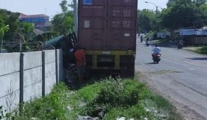 Truk Tabrak Pembatas Jalan WBL di Lamongan Berakhir Ringsek