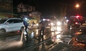 Tumpah Ke Jalan, Truk Pengangkut Limbah di Lamongan Bikin Bau Tak Sedap