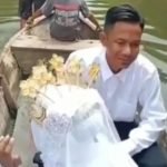 Viral, Pasangan Pengantin di Lamongan Naik Perahu Karena Jalan Desa Terendam Banjir