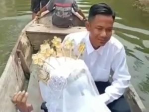 Viral, Pasangan Pengantin di Lamongan Naik Perahu Karena Jalan Desa Terendam Banjir