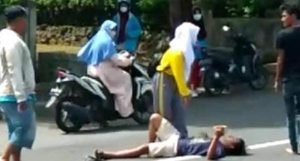 Viral, Pria di Ngawi Terlentang di Tengah Jalan Untuk Bunuh Diri