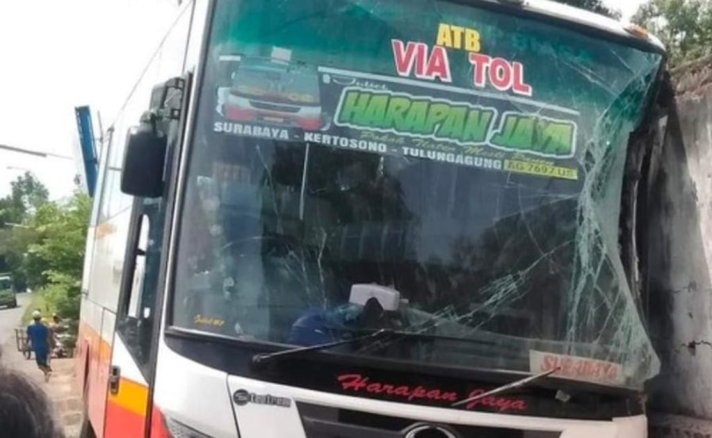 Sopir Kena Serangan Jantung Bus Harapan Jaya Tabrak Tembok