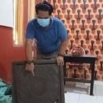 Aksi Pencurian Besi Penutup Selokan Terekam Kamera CCTV