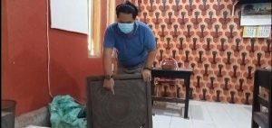 Aksi Pencurian Besi Penutup Selokan Terekam Kamera CCTV