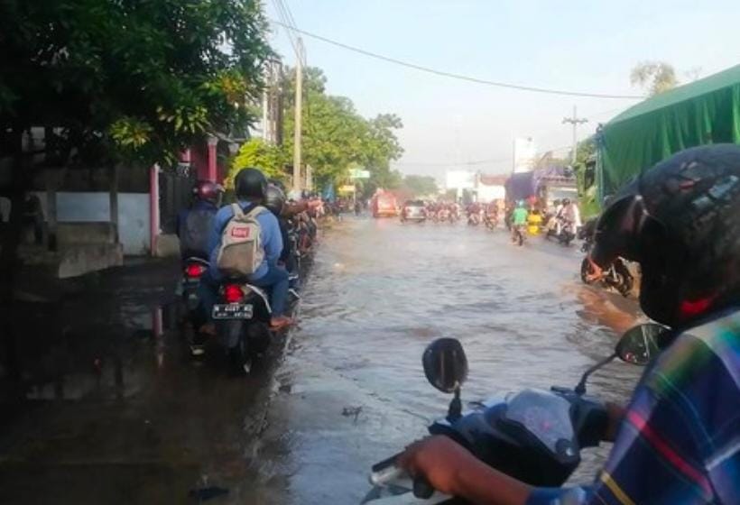 Awas ! Jalur Pantura Pasuruan Terendam Banjir
