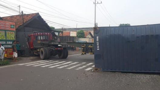 Rem Blong, Truk Trailer Terguling di Lampu Merah