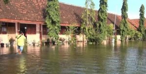 Banjir di Lamongan, Siswa Terpaksa Kembali Belajar Di Rumah