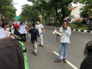 Aliansi Selawase Aksi di Depan Kantor PN Surabaya, Tuntut Gugatan Waduk Sepat Dipimpin Hakim Bersertifikasi