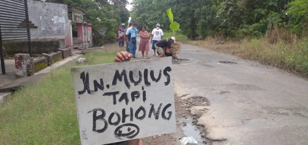 Jadi Jalan Seribu lubang Dan Makan Korban, Warga Blimbing Tanam Pisang Di Jalan