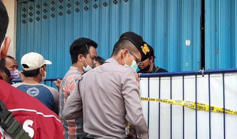 Pria Paruh Baya Ditemukan Tewas di Ruko di Surabaya