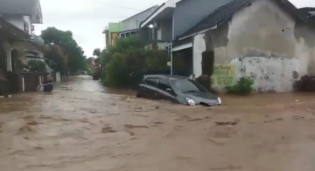 Banjir di Jember Hanyutkan Mobil dan Motor Warga Perumahan BMP