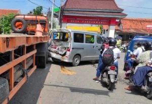 Akibat Rem Blong Truk Trailer Tabrak 2 Mobil Dan 2 Motor, 1 Orang Tewas