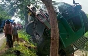 Truk Semen Alami Rem Blong Jadi Penyebab Kecelakaan Beruntun Di Probolinggo