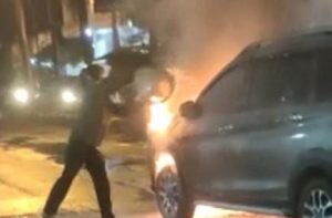 Lupa Ambil Kain Di Kap, Mobil Ertiga di Tulungagung Terbakar
