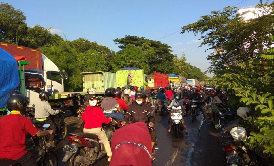 Akibat Genangan Banjir Jalan Simpang Tiga Pasuruan Macet Parah