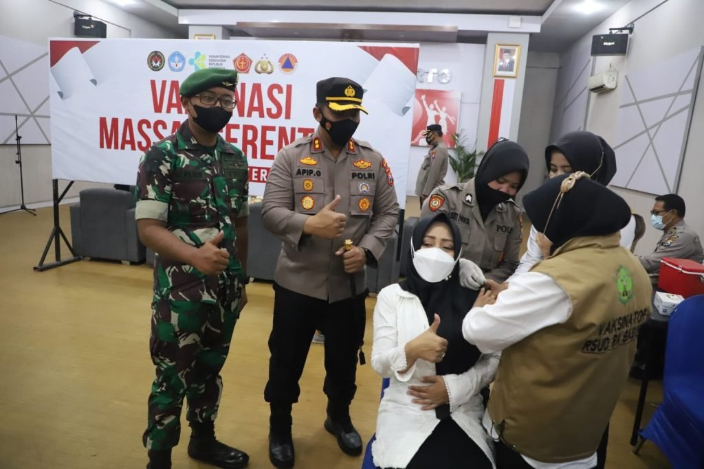 Tinjau Vaksinasi Anak, Ikfina Suntik Vaksin Booster