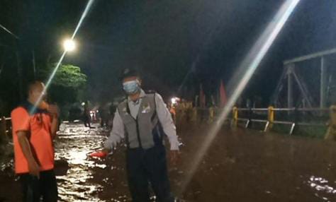 Sungai Petung Meluap, Jalur Pantura Kota Pasuruan Terendam Banjir