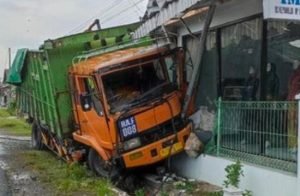Tie Roda Patah, Truk Ekspedisi Tabrak Dua Rumah