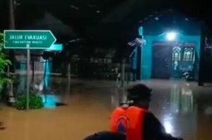 Banjir Setinggi 2 Meter Rendam Ratusan Rumah Warga Mojoagung Jombang