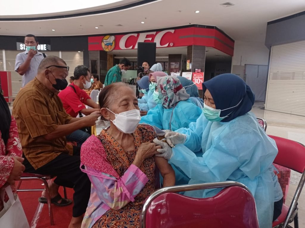 Ratusan Lansia Di Kota Mojokerto Terima Vaksin Booster