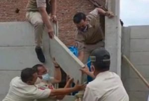 Pagar Beton Perumahan Yang Tutup Akses Jalan Warga Dibongkar